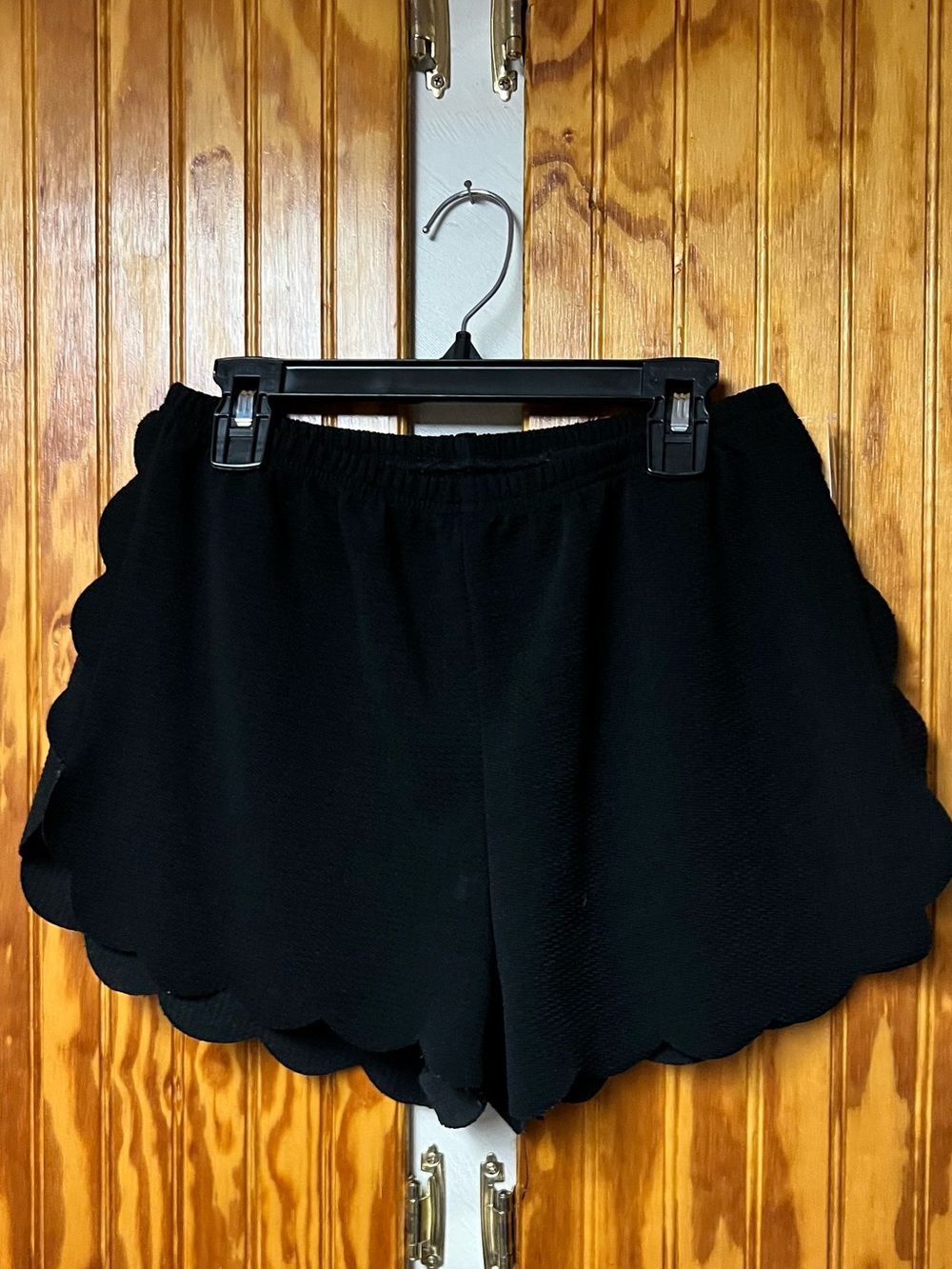 Women's Black Scallop Hem Shorts size L